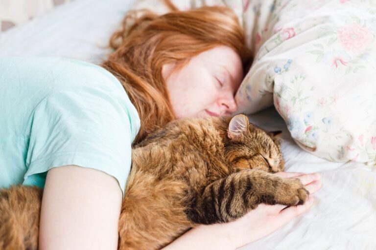 Une jeune femme rêve d'un chat